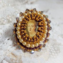 Ring Mme de Pompadour bestickt mit Perlmuttperlen, Swarovski-Kristall, eine sehr schöne Verführung